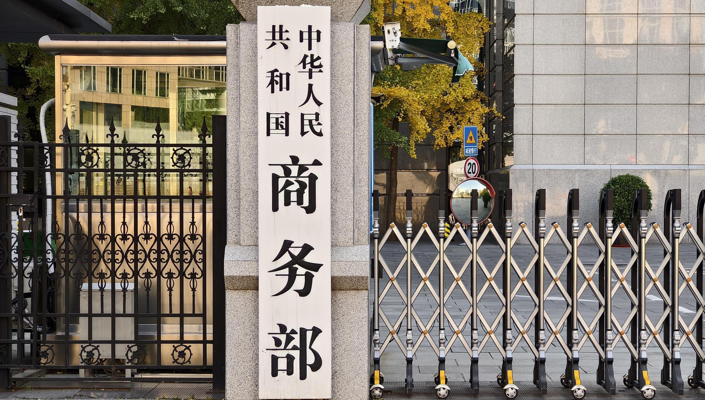 小伙捡到疑似手雷赶紧上交