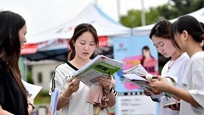 中国发现已知体型最小长尾鸟类 为鸟尾演化路径提供关键化石铁证